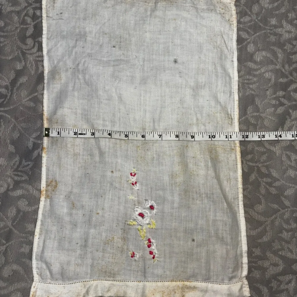 Vintage‎ Hand Embroidered Floral White Linen Guest Towel Dresser Scarf 18x11